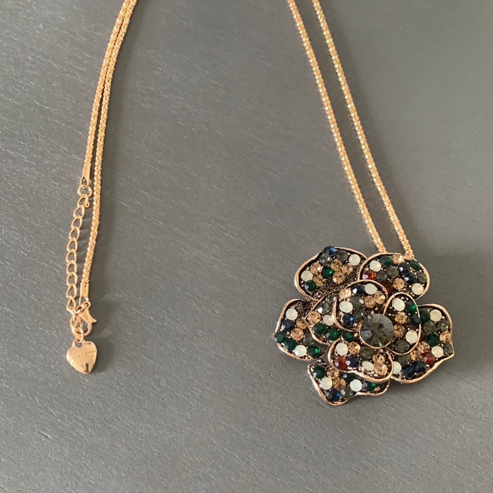 Flower brooch necklace